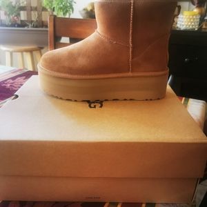 UGG's Mini Plataform size 8 but fits more like a 9